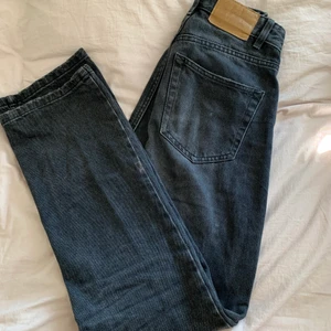 Svarta jeans - Säljer mina svarta raka jeans från pull & bear som har en väldigt fin form. Säljer för att dom inte kommer till användning, skicka vid intresse🖤🖤