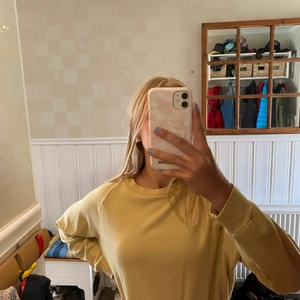 Luftig BikBok tröja - En kyckling gul tröja från bikbok i steken M men sitter som en S. Ganska välanvänd och lite knottrig på insidan men de känns inte.