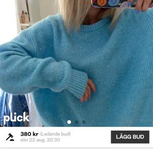 Blå stickad tröja i bra skick, perfekt nu till hösten😊😊lånade bilder av Ebba Söderström, skriv för fler bilder. Köparen står för frakt                                                                                  BUD ÄR BINDANDE
