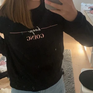 Svart tröja - En svart tröja i ett bra skick. Den är i storlek xs och knappt använd. Köparen står för frakt + föremålets kostnad.