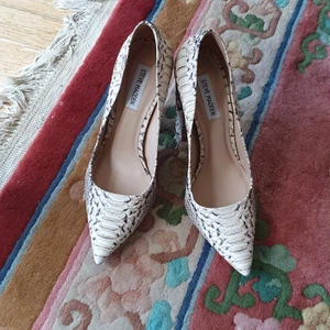 Åkta Steve madden heels  - Säljer min åkta Steve Madden skor som är användade 2 gånger och passar 40_ 41.De passar till allt och matcherar med allt. Finns fler bilder och bud I kommenterna 