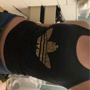 Adidas linne - Jätte gulligt adidas linne. Bra skick och jätte skön. Säljer endast i bra bud. Buda gärna❤️