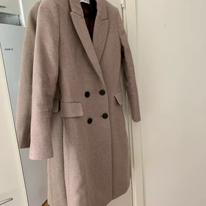 Kappa Mango XS - Kappa från Mango från förra året. Använd fåtal gånger, säljer då kappan är lite för liten för mig. Storlek XS.