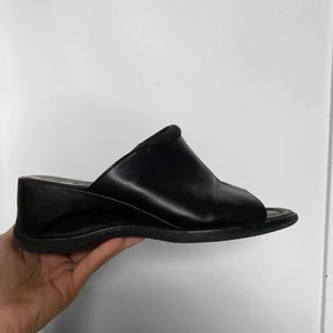 Tofflor - Balla chunky tofflor från ecco , inga större slitningar annat än där jag försökt få bort prislappen. Inget som syns när skon är på. Skriv för mer bilder 👣 💋 Vill hinna få de sålda innan söndag då jag åker iväg 💋