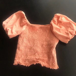 Topp från Gina Tricot - Supersöt, rosa topp från Gina Tricot. Färgen syns bäst i bild 2. Frakt tillkommer. Skriv till mig privat om du är intresserad :)