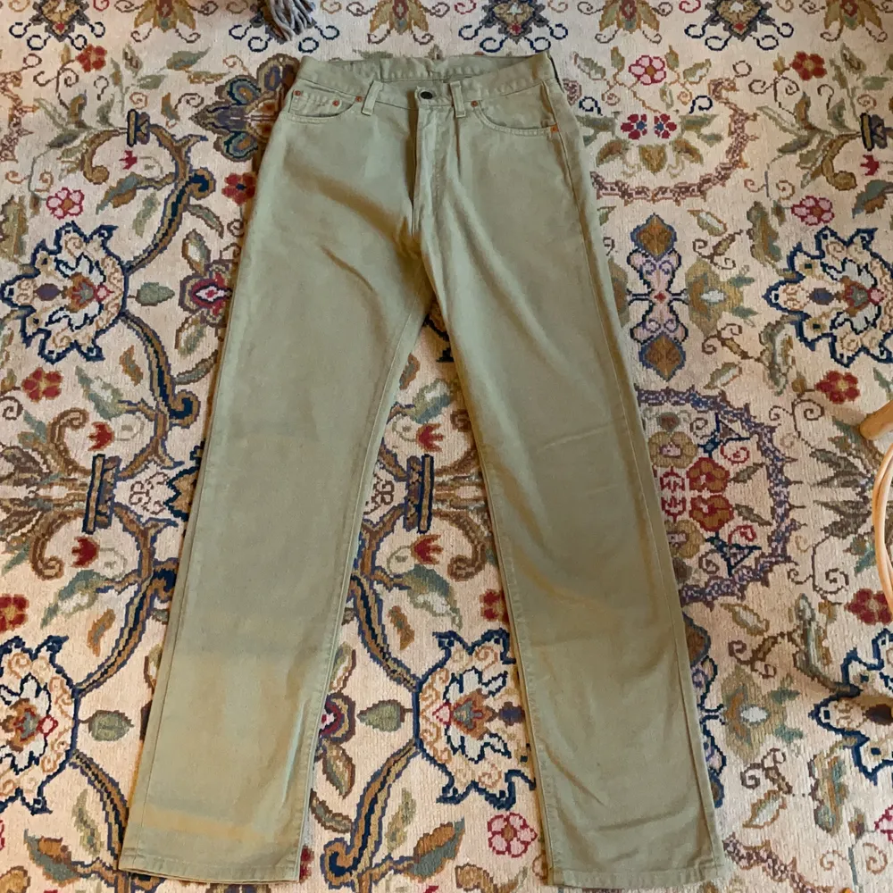 Mycket fina olivgröna Levis jeans 551 i storlek 30x32 köpta på vintagebutik men säljes då dom nu är för små. Midjemått 37,5cm innerben 80cm, ytterben 108cm. Jeans & Byxor.