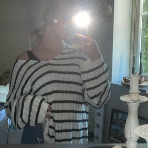 Randig tröja  - Fin svart vit randig tröja som är i fint skick och har använt max 2 gånger. 