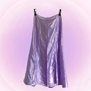lila kjol  - jättefin lila kjol köpt på humana och aldrig använd! säljer då det inte riktigt är min stil💜