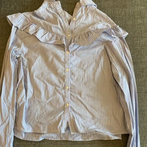Blå Randig blus - Säljer denna jättegulliga och fina randiga blus från bershka. Säljer pga att den inte riktigt kommer till användning. Kontakta mig eller kmt för intresse.✨köparen står för frakten✨(den är liten i storleken så tänk dig ungefär en M/S)