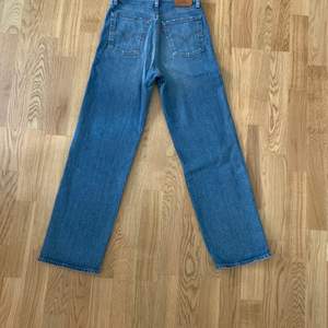 Levis jeans köpte för ungefär 2 år sedan , lite korta på mig som är runt 1 ,60 passar även mig som har 36 i jeans, modellen heter ribcage straight 