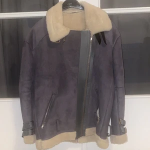 Jacka - En varm pälsig jacka i braskick 