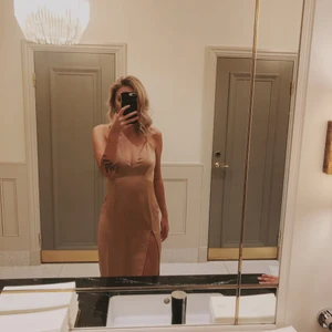 Vacker aftonklänning - Aftonklänning använd en gång, strl 36. Puderrosa dröm med slits på ena sidan, perfekt för finsittning eller bal! ❤️