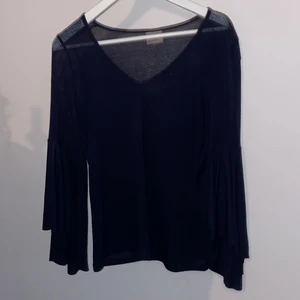 Tröja strl S -  Blå topp i okej skick strl Small. Vida armar.