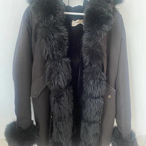 Vinterjacka från garoff, storlek M - Den är använd ett par gånger och köpt vintern 2019, det är fuskpäls. Den värmer extremt bra en kall vinterdag! Frakt tillkommer och betalning sker via swish.