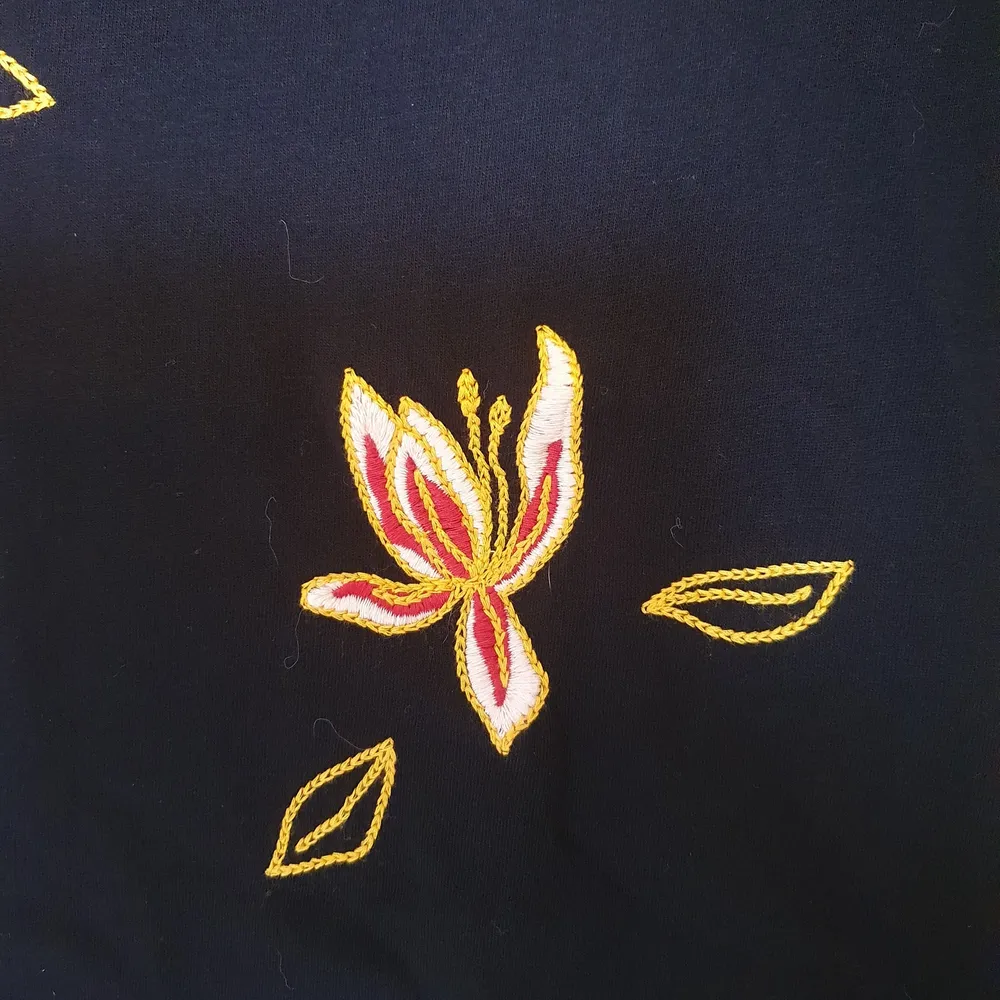 T-shirt som piffar till vilken bas outfit som helst med de fina broderade blommorna 😊 Hel och fläckfri, storleksenlig S.. T-shirts.