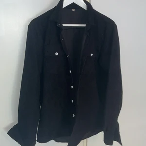 Svart overshirt  - En svart overshirt i storlek m, manschetter material. Snygg att ha över en klänning eller en mindre tröja. 