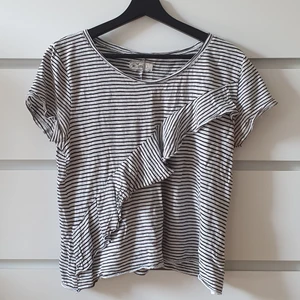 Hollister t-shirt  - En svart vit randig t-shirt från märket Hollister.            T-shirtens storlek är L men den känns som en M  :) 