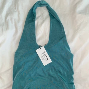 Halternecktop - Oanvänt topp från nakd. Superfin och skönt, nypris 250kr. Toppen är som ni ser på förra bilden turkos med lite shimrigt tyg💙 frakt tillkommer