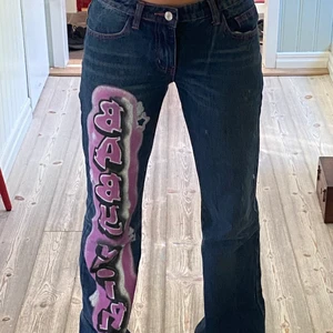 Jaded london byxor i storlek w25 - Jag säljer mina super coola low waisted byxor från jaded london då dom tyvärr inte kommer till användning! Dom är långa i modellen och jag är 160. Dom har en liten slitning längst ner vid hälen (skriv om du skulle vilja ha en bild)❤️ köparen står för frakt!