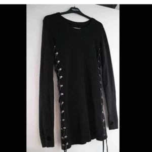 Långärmad klänning - Supermysig stickad klänning med snörning på sidorna och tumhål!!!!. Köpt på shock någon gång för länge sen. Väl använd och älskad men syns ej. Är i storlek M men passar mig som är S (något lång i ärmarna men det är bara mysigt)