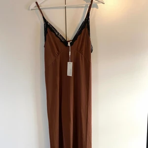 Nelly trend oanvänd klänning strl S /36 - Helt oanvänd långklänning från Nelly! Köpt hösten 2020 men har tyvärr inte kommit till användning! Är en small men ganska så loosefitted så passar nog även 38 🌹 Säljer för 100 kr men kan gå ned i pris vid snabb affär!