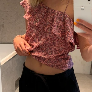 Blus  - Supersöt sommarblus i storlek xs. Endast använd ett fåtal gånger och därmed nästan som ny💛💛