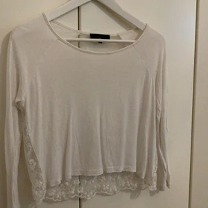 Vit tröja med spets rygg - Den är från bikbok och väldigt gammal men aldrig använd så nyskick. Ryggen är i spets och tröjan passar nån som bär xs. ❤️