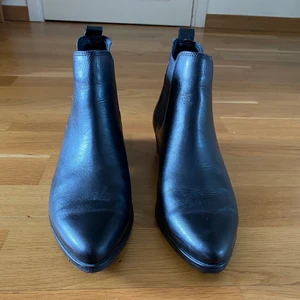 Novelty svarta skinnskor - Svarta Novelty skinnskor, jag har aldrig använt dom då de är för små, men jag fick dem från min mammas kompis så dom är sparsamt använda & i bra skick, förutom sulan (se bild) men det är inget som märks utöver det.