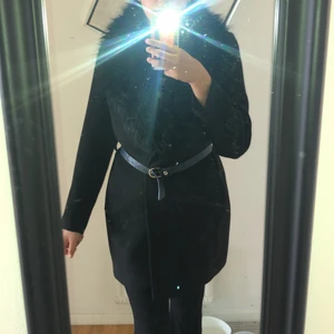 Kappa med päls som man även kan ta bort  - Jätte fin kappa finns ett snöre till den också nu använder jag ett bälte som jag tycker är finare.