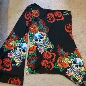 Storlek M - En super snygg tun longsleve fest tröja perfekt till alla mysiga tillfällen😍