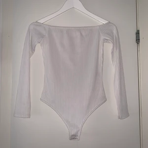 Vit body från Nelly - En vit body i storlek XS. Inte alls genomskinlig och är i nytt skick! Säljer pågrund av att den är för liten..☺️ BETALA MED SWISH😊