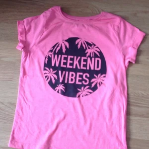 Tröja -  En rosa tröja med trycket "Weekend Vibes" som jag använt några gånger!💕