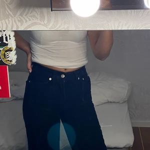 Svarta vida jeans junkyard - Svarta vida jeans från junkyard. Knappt använda. Snygga som fan. Inga skador.