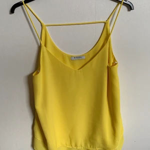 Gul topp - Fin gul topp från Picea som tyvärr inte längre kommer till användning. Köptes förra året men är aldrig använd💕