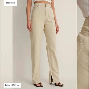 NA-KD jeans med slits  - Super fina beiga jeans med slits som tyvärr inte kommit till användning. Strlk 36 och lite längre i benen. Säljes 200kr ink frakt 
