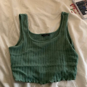 Sött linne topp - Sött linne ifrån shein som tyvärr inte kommer till användning, lite croppad. Jätteskönt material! Använt 2 ggr. Frakt tillkommer💖