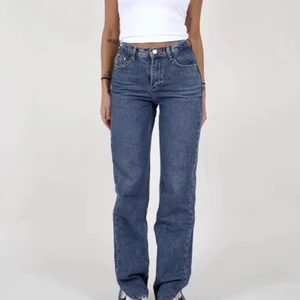 Lexi jenns - Säljer dessa fina blåa jeans då jag har ett par till likande. Köpte för cirka 600 kronor. Dem är inte använda så många gånger. Kontakta mig vid intresse eller om du har fler frågor 💖💖