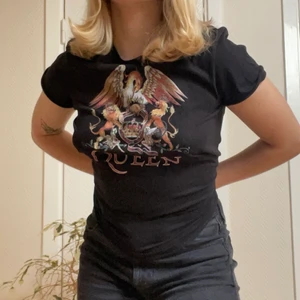 Queen-tshirt - köpt på H&M för några år sedan, använt en del men är ändå i fint skick! Lite ”oversized” för att vara en XS, men väldigt skön😌 Säljer för att jag inte längre använder den! Skicka frågor i PM!<3