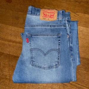 Levis vintage jeans - Säljer dessa suuuuuperfina och trendiga levis jeansen! 🌸 De är HELT oanvända! Storleken är lite svår att få tag på men jag är 176 lång och de går ända ner på mig. Vanligtvis bär jag 36-38 och dessa sitter low waist. Frakt: 66 kr 😊💞  Hör gärna av dig vid frågor! ❤️