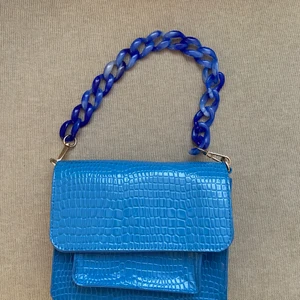 Blå Hvisk väska  - Jättesöt blå Hvisk väska med kedja.