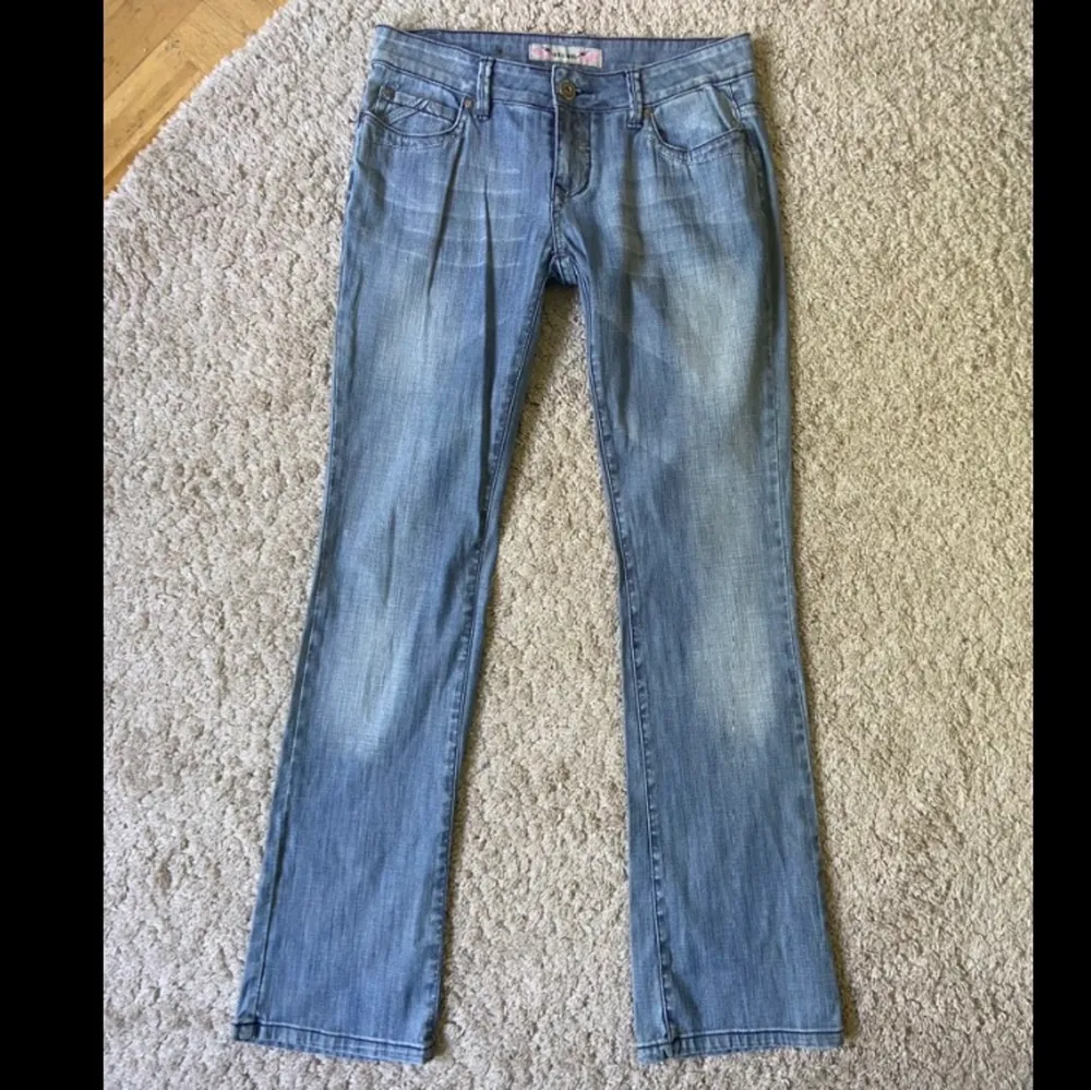 Skitsnygga lågmidjade jeans som tyvärr är för långa för min flickvän som är 160 cm. Helt nya och aldrig använda!! . Jeans & Byxor.