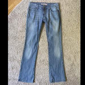 Skitsnygga lågmidjade jeans som tyvärr är för långa för min flickvän som är 160 cm. Helt nya och aldrig använda!! 