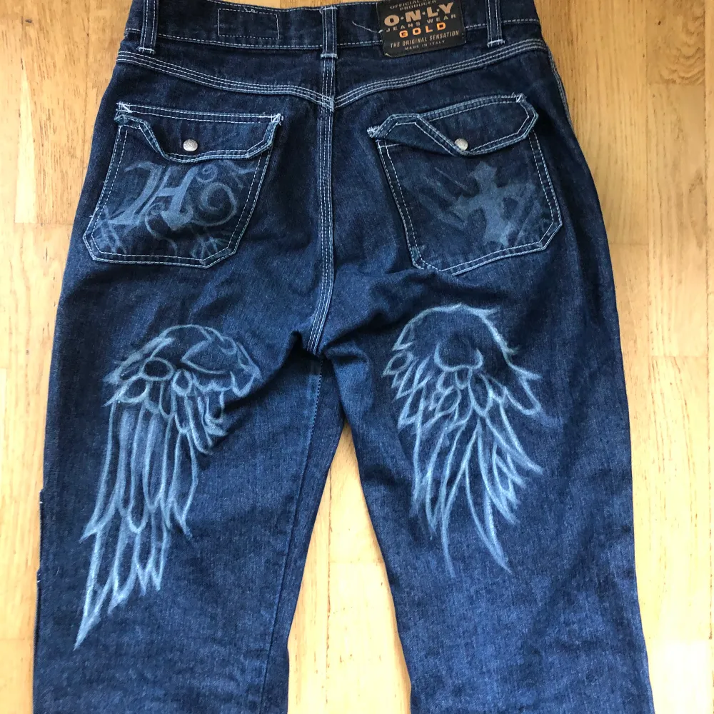 Ett par supersnygga relativt oversized jeans med cool design på baksidan!!Är 82cm innerbenslängd. Jeans & Byxor.