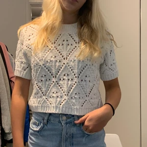 Stickad topp - Super gullig topp. Stickad och väldigt skön. Vet tyvärr inte storlek men passar min kompis perfekt och hon är 165cm  