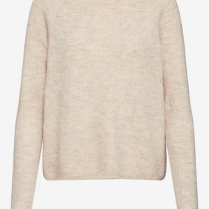 Stickad tröja st L - Jätte skön stickad tröja från Pieces, det står att den är i storlek L men skulle mer säga att den är M