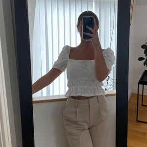 Croptop - Sockersöt crop top från Zara! Använd ett fåtal gånger👼🏼 man kan ha den som på bild och även lite mer off-shoulder. 