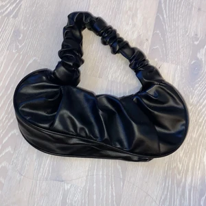 skinnväska - säljer min skinväska som aldrig använts då jag glömt att jag haft den. 