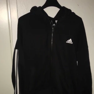 Adidas tröja med dragkedja  - Fint skick storlek M, 100kr + frakt 66kr skickar med skicka lätt spårbart 