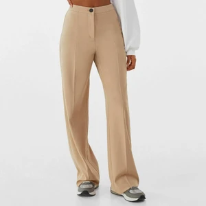 Kostymbyxor bershka - Säljer dessa superfina kostymbyxor från bershka då jag ska köpa ett par i större storlek. De är endast använda ett par gånger och är i superfint skick! Köptes för 300kr på zalando💜