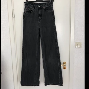 Weekday jeans - Grå jeans från Weekday! Modell Ace i färgen night black. Långa i benen!